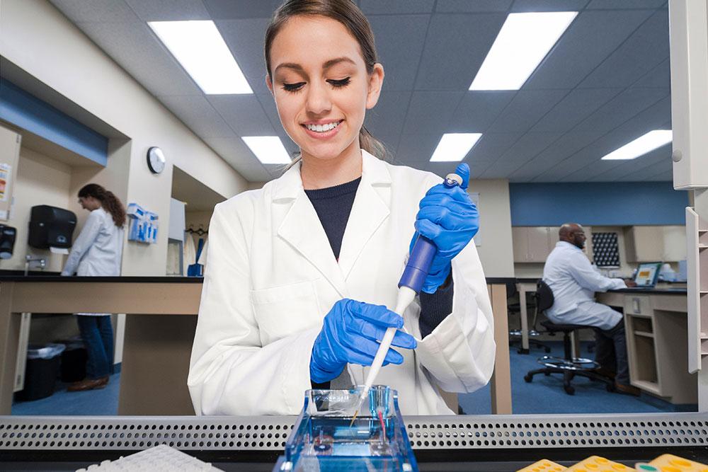 Biotechnology student using pipette Biotechnology Laboratory Sciences Associate in Science (A.S.)学位